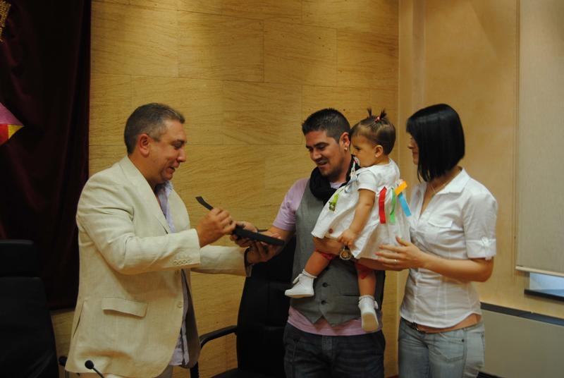 La petita amb els seus pares i l'alcalde accidental de Masquefa