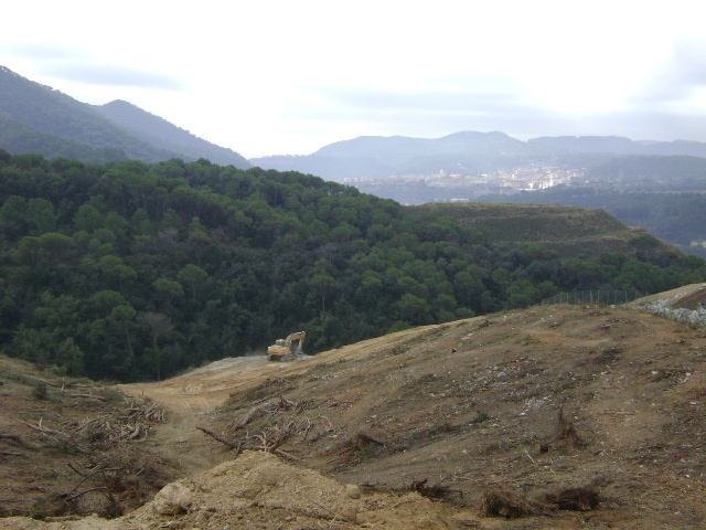 L'ampliació es construeix al costat de l'actual abocador
