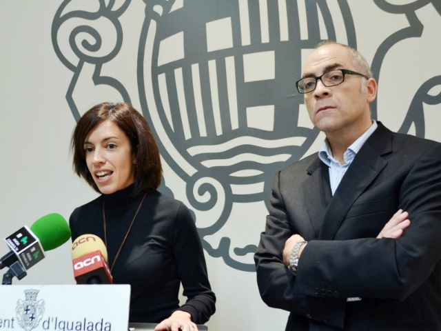 Montse Lobato, directora de la biblioteca, i Josep Miserachs, tinent d'alcalde de cultura