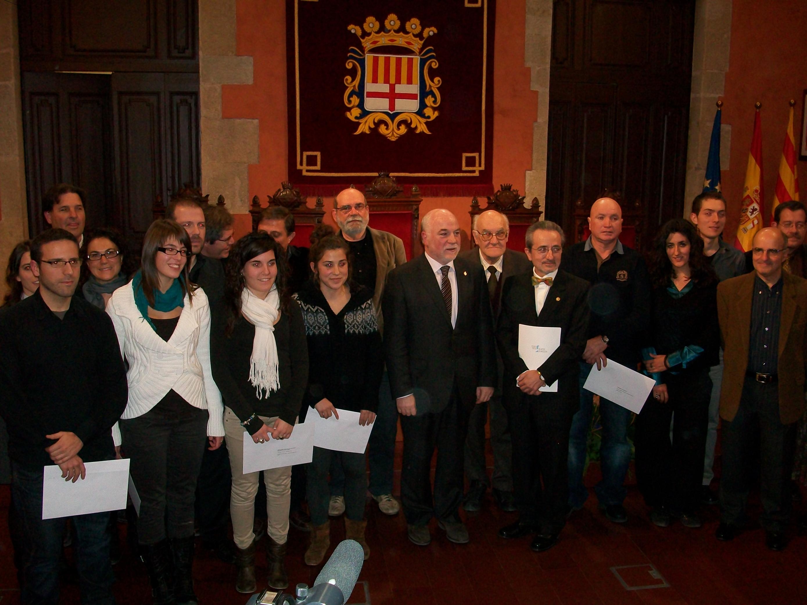 Els guardonats dels premis Lacetània al saló de sessions de l'Ajuntament de Manresa