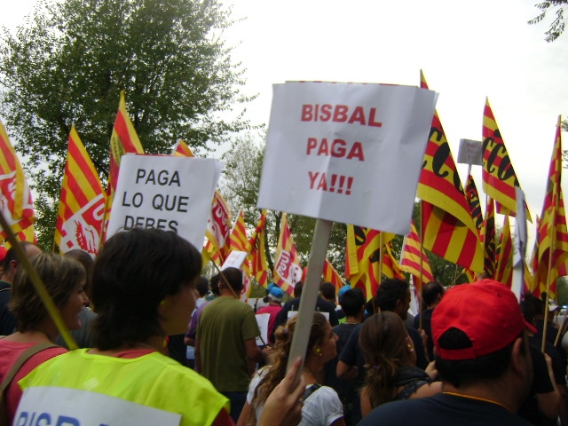 Banderes i pencartes han acompanyat els crits dels treballadors