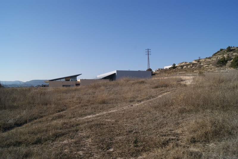 El terreny on s'ha de construir el nou edifici, al costat de l'AIICA