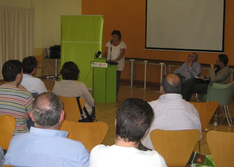 Montserrat Mateu, explicant la feina feta des de l'Entesa