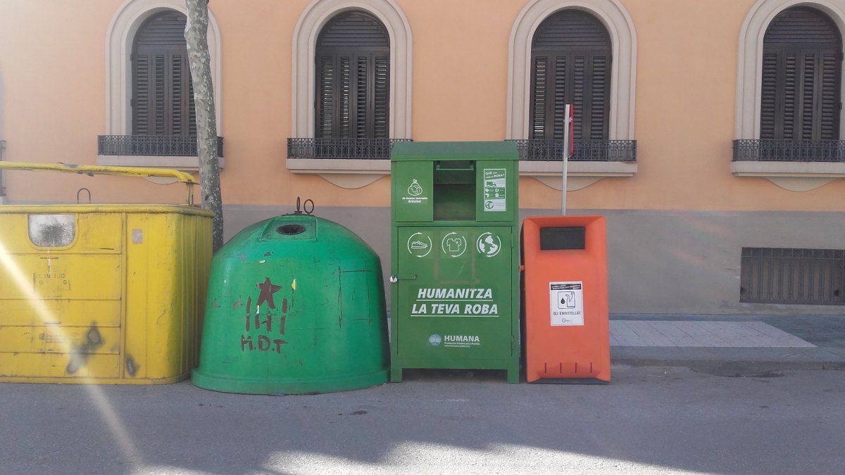 Els contenidors ubicats vora l'Esplai de la Gent Gran