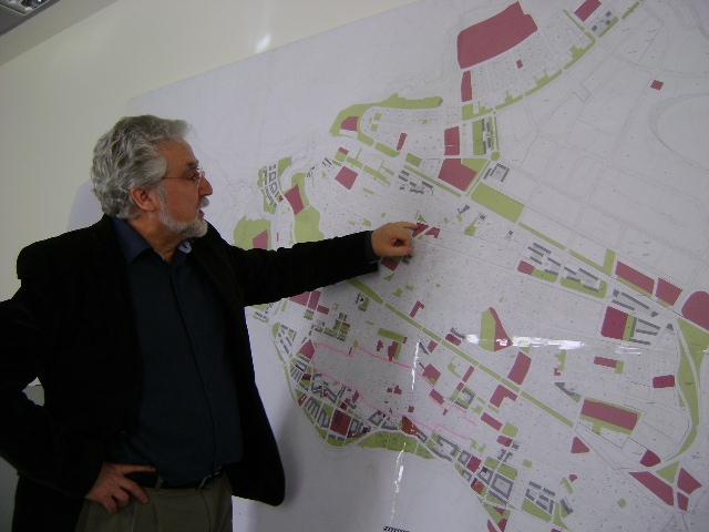 Antoni Pàmies, mostrant alguns detalls del POUM sobre plànol
