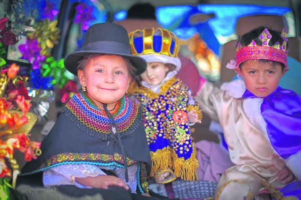 Uns nens participen a les passades del Nen Jesús, un dels costums nadalencs a l'Equador.