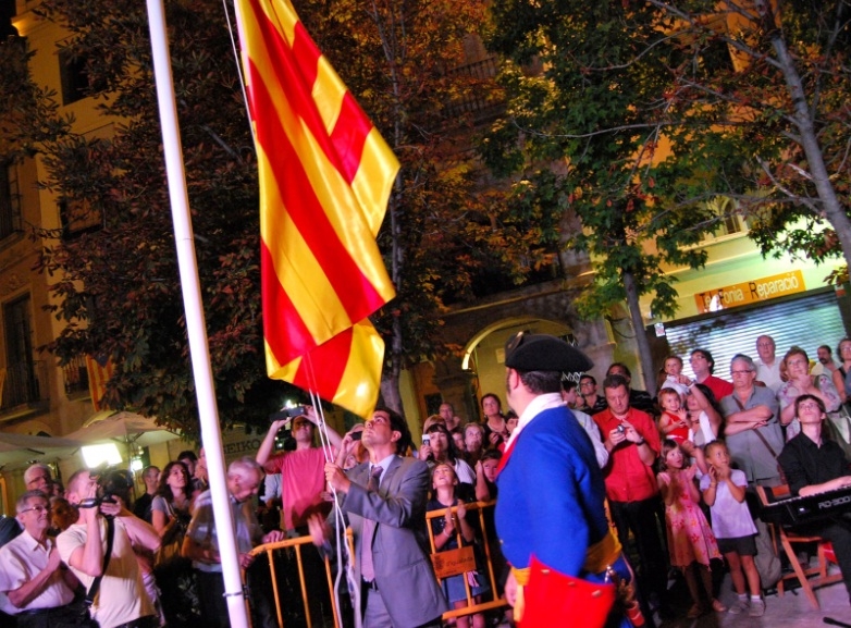 L'alcalde d'Igualada hissant la bandera