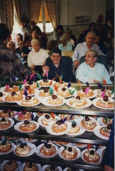 Tots els residents reben la seva mona per celebrar la Pasqua