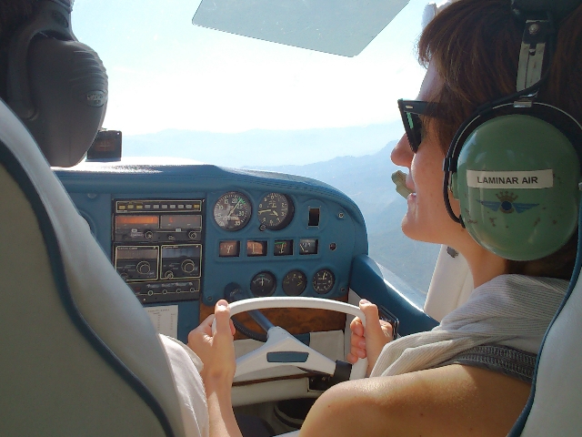 Durant el vol de final de curs, el client té la possibilitat de pilotar l'avió