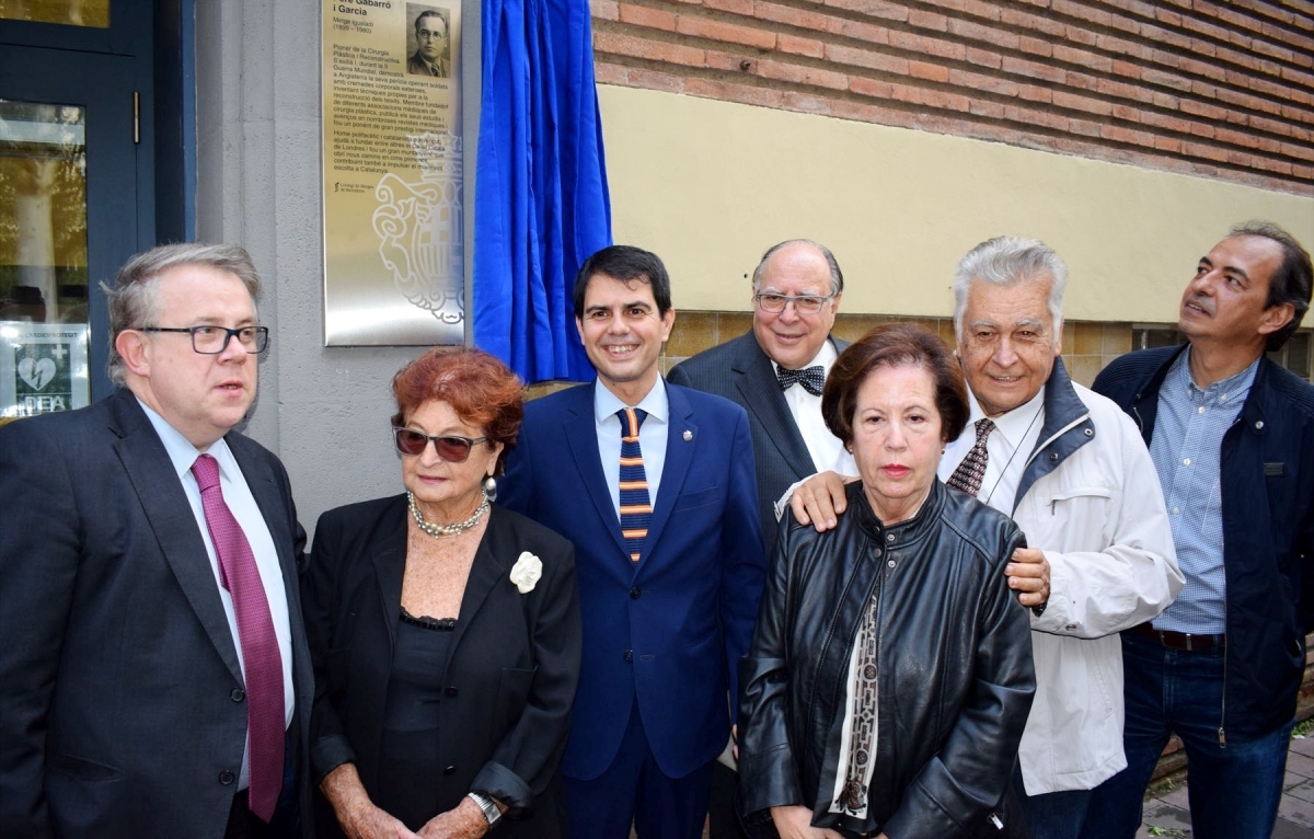La família Gabarró, amb representants del Col·legi de Metges amb l'alcalde de l'Ajuntament d'Igualada