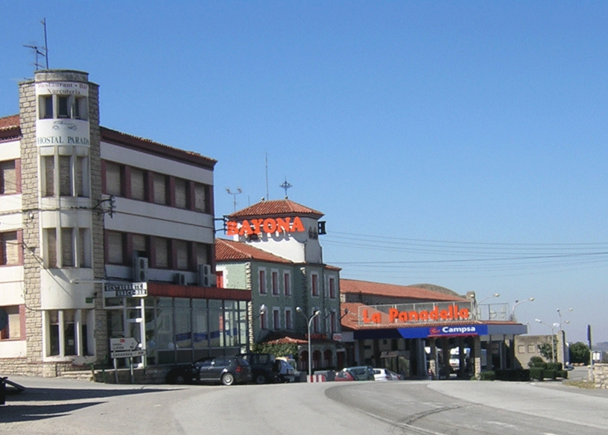 L'hostal Parada, a l'esquerra