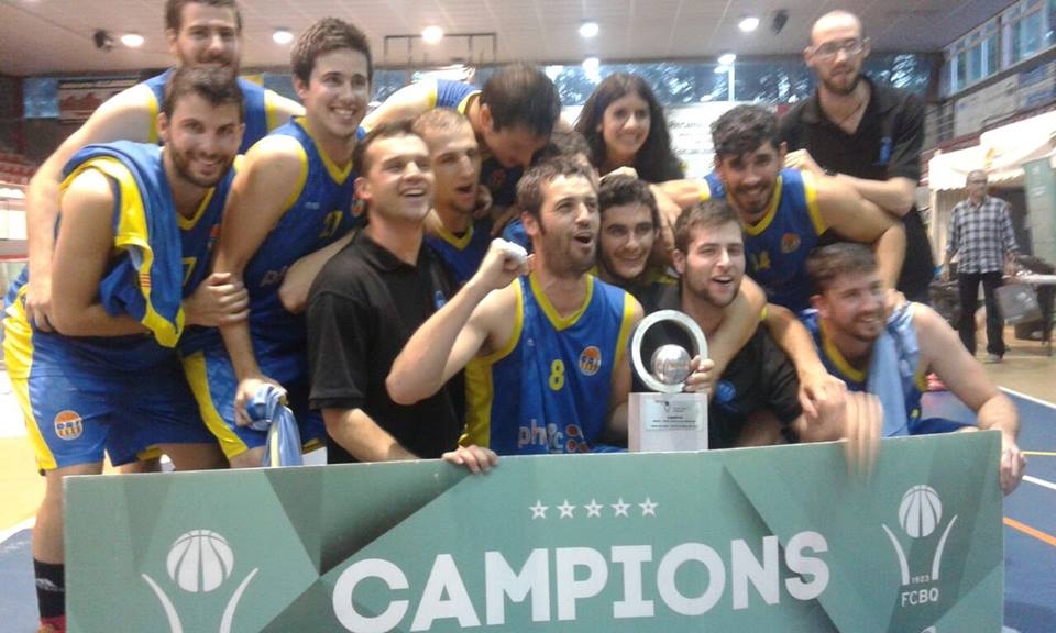 L'equip igualadí ahir, aixecant la copa de campions de Copa Catalunya