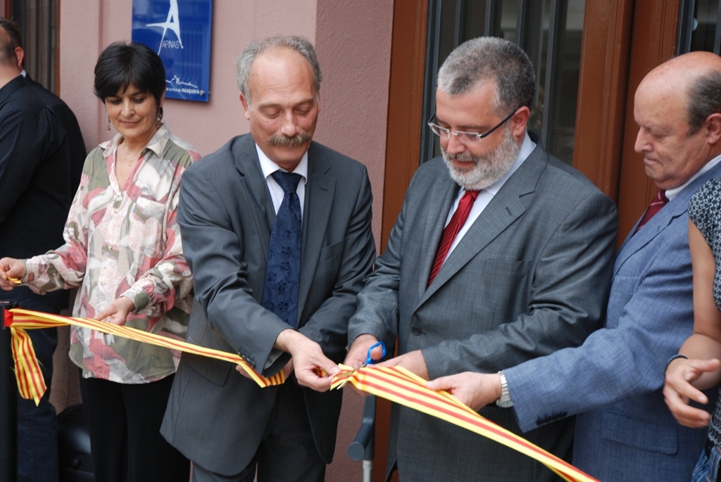 Moment de la inauguració amb Jordi Aymamí i Xavier Boquete tallant la cinta