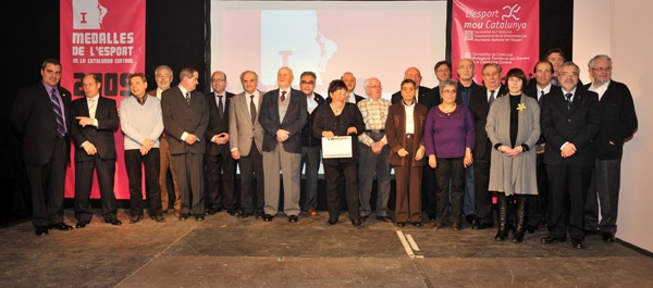 Foto dels quinze guardonats amb les autoritats