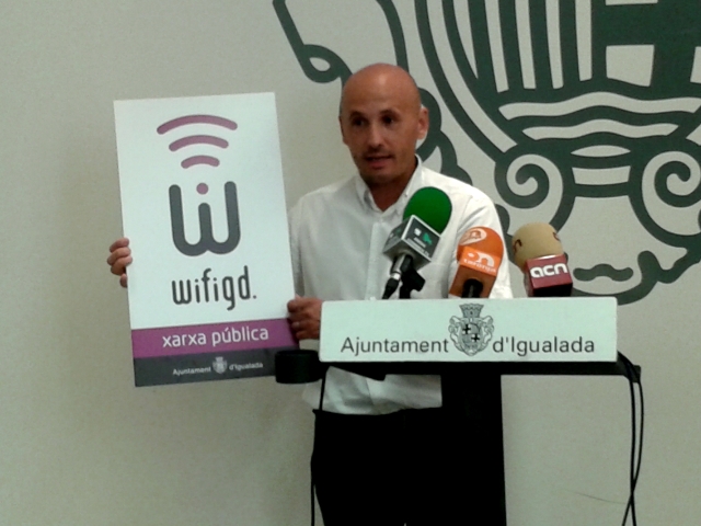 El regidor, Jordi Pont mostrant com serà la senyalització del servei de wifi 'WIFIGD'