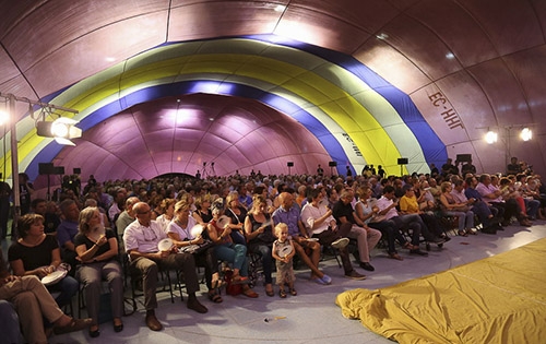 Igualada per la independència va celebrar el debat "El país que volem" dins d'un iglú de vent (Foto: Roig)