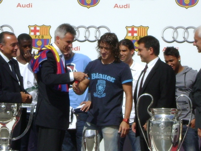 Carles Puyol rebent el clauer d'Audi