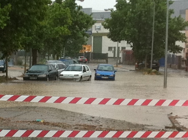 Cotxes inundats a les Comes