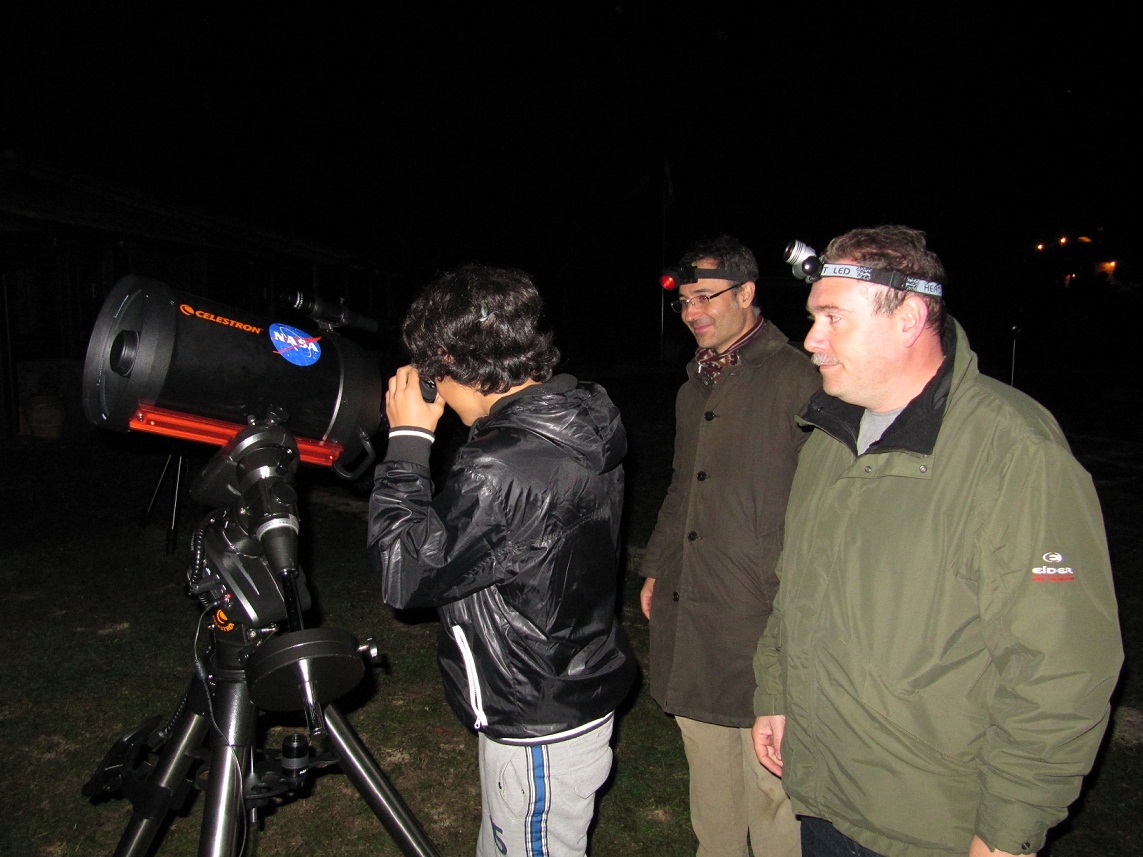 Un jove durant una observació astronòmica