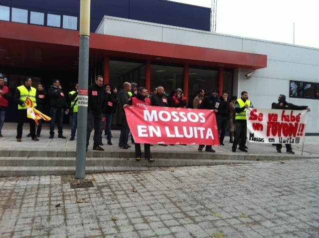 Una trentena de Mossos es manifesten davant de la caserna