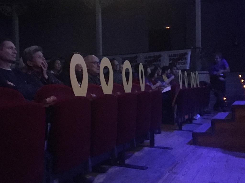 Els llaços grocs en record dels presos polítics van ocupar la primera fila del teatre (Fotos: TCM)