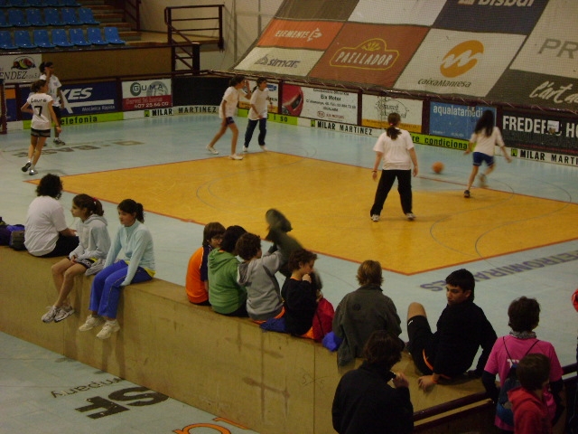 Tres partits de futbol simultanis a la pista d'hoquei