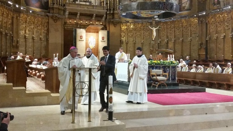 Marc Castells encén el ciri a l'interior de la basílica