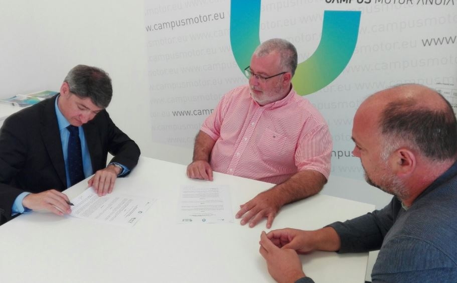 Francesc Pua, gerent de Servisimo, Xavier Boquete, president CCA i Joan Serra, alcalde Castellolí i conseller Consell Comarcal, firmant un dels convenis de finançament