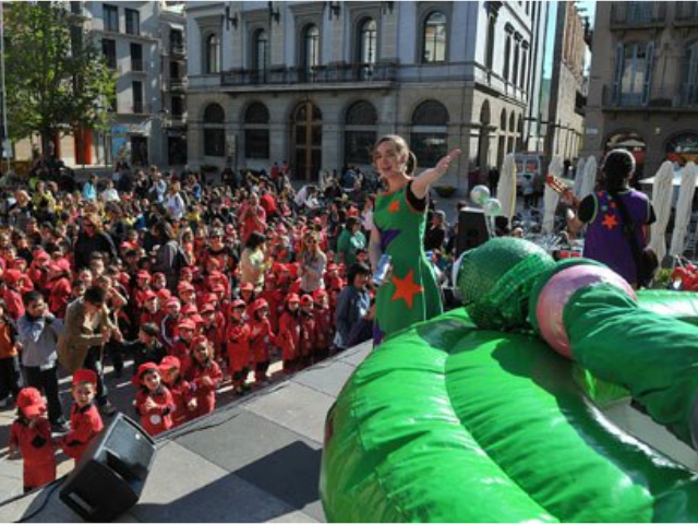 'Balla, canta, riu! de la companyia El pot petit, a la Plaça de l'Ajuntament