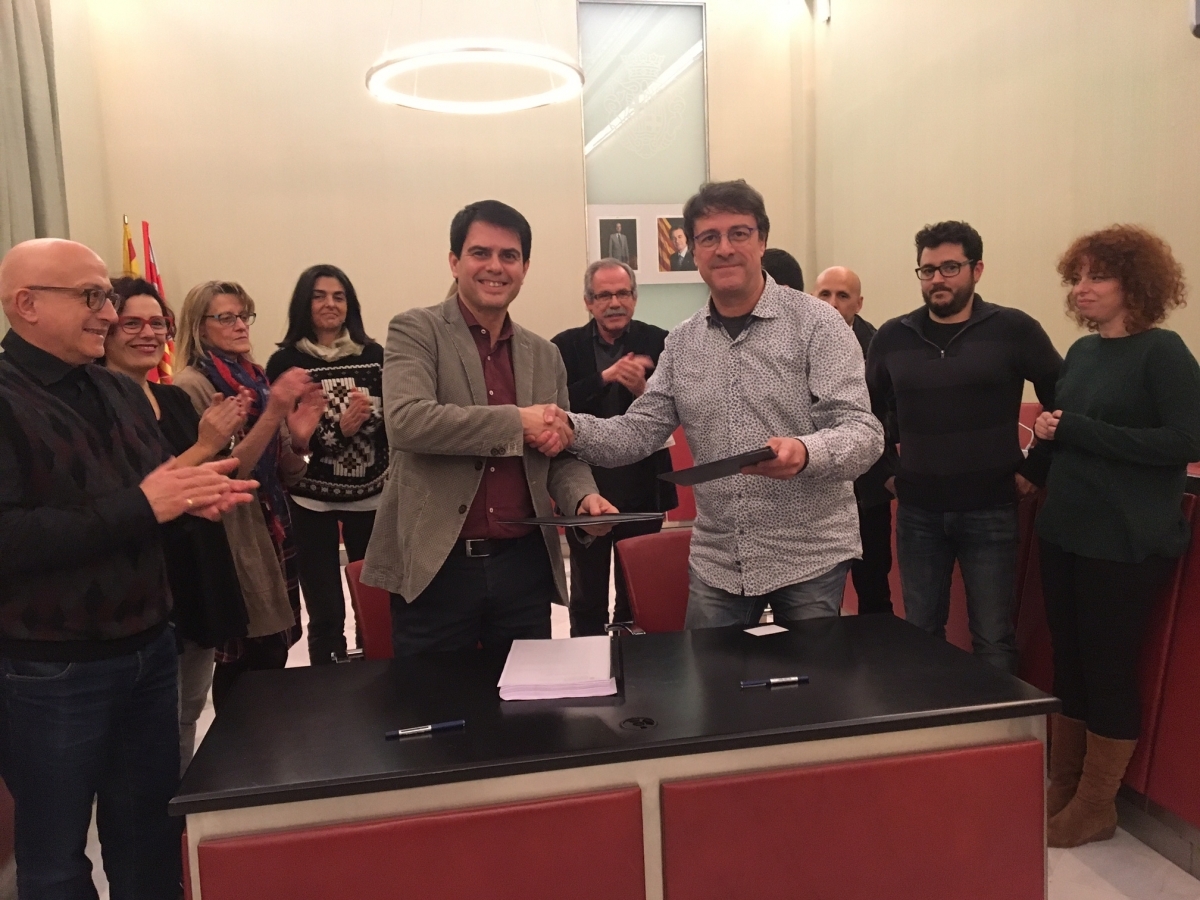 L'alcalde d'Igualada Marc Castells, amb el president d'Unicoop Cultural Lluís Segura signen l'acord.