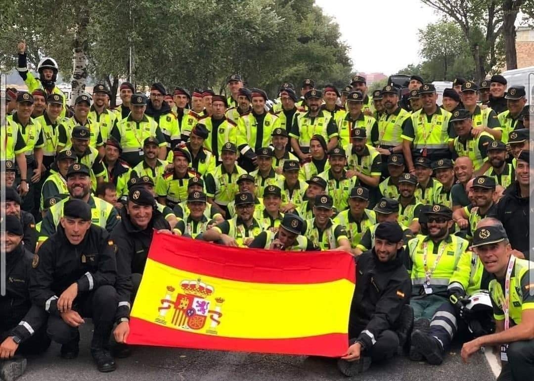 Una imatge per a la polèmica, amb cossos de seguretat amb la bandera espanyola en el pas per Igualada