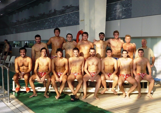 L'equip de waterpolo va guanyar a casa