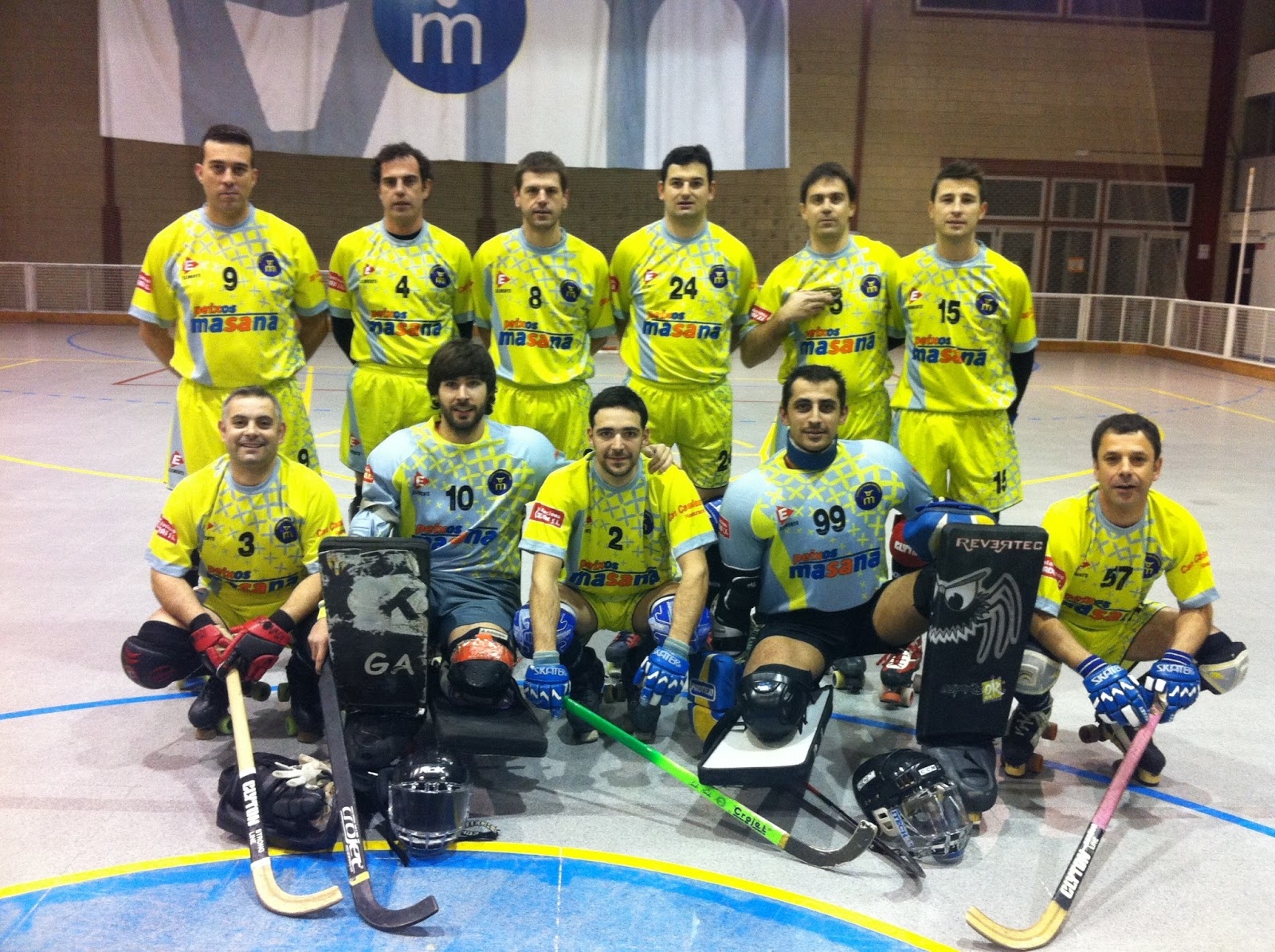 L'equip de veterans de l'HC Montbui amb la nova equipació