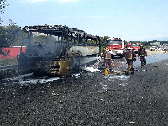 Autocar incendiat