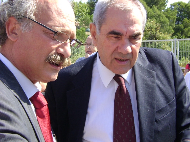 jordi Aymamí amb el conseller Ernest Maragall mirant les obres d'una llar d'infants