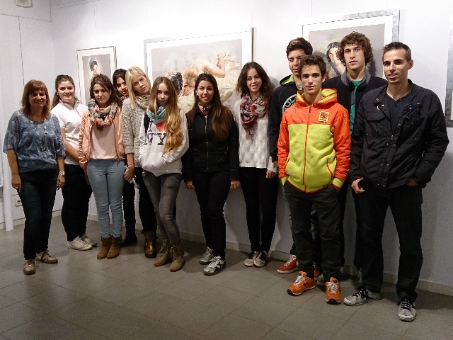 Rosa Calzada i els alumnes de 2n de batxillerat artístic