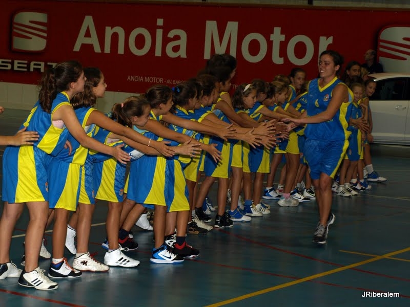 Els més petits varen gaudir durant la presentació de tots els jugadors del club. Foto: Joan Ribera