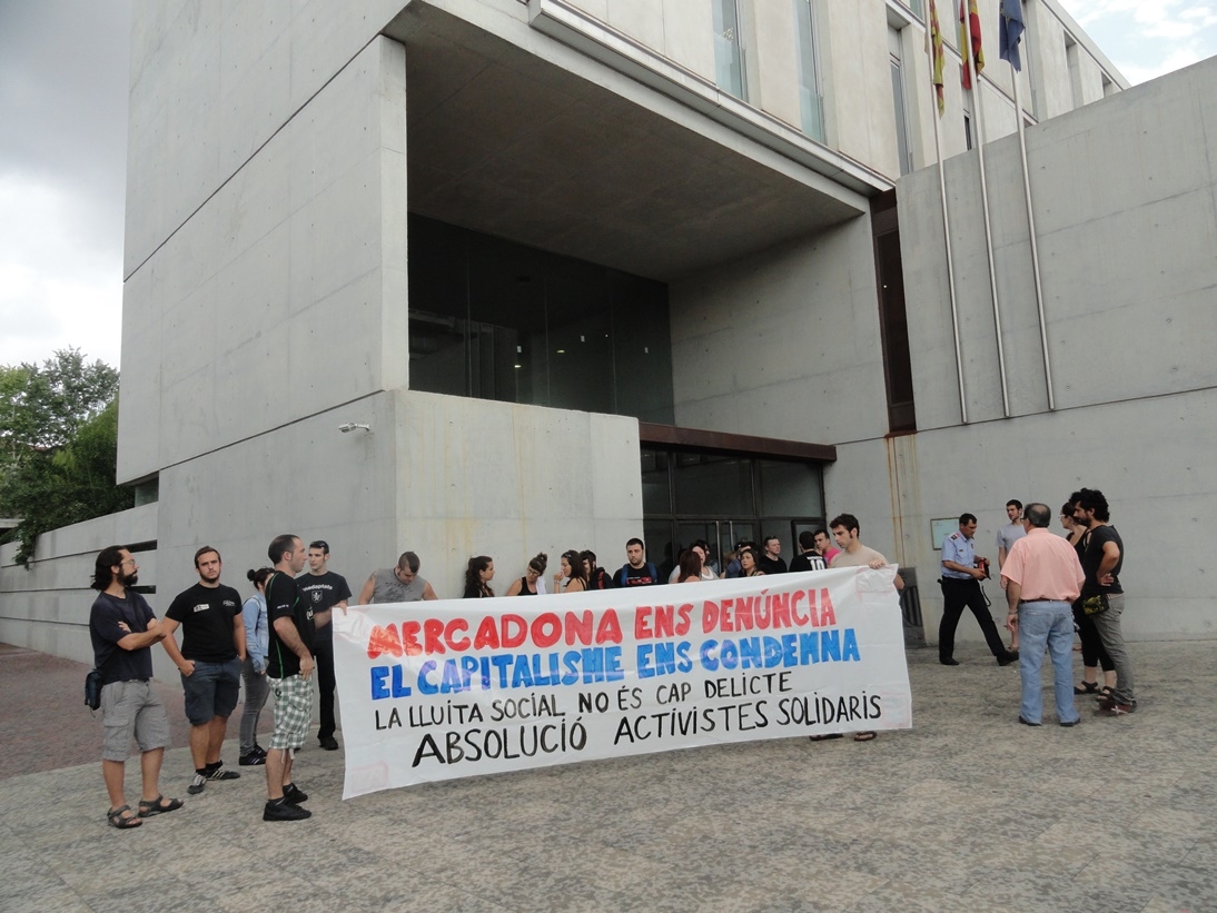 Manifestació de suport als acusats pel cas Mercadona, als Jutjats d'Igualada