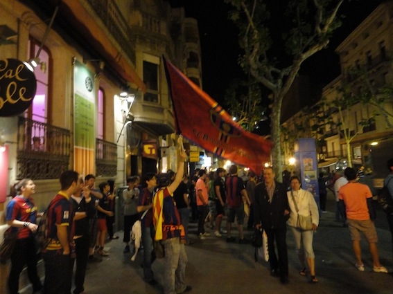 Aficionats culés celebren la lliga a la rambla