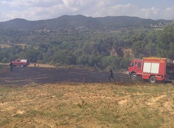 L'incendi s'ha originat en un camp d'erm