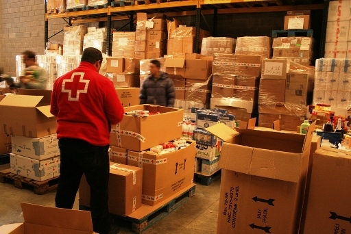 Voluntaris de la Creu Roja treballen per classificar els aliments