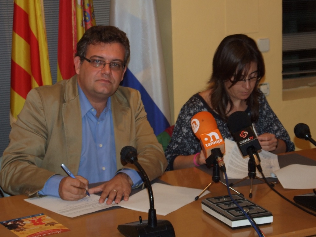 Teo Romero i Mireia Rubio signant el conveni