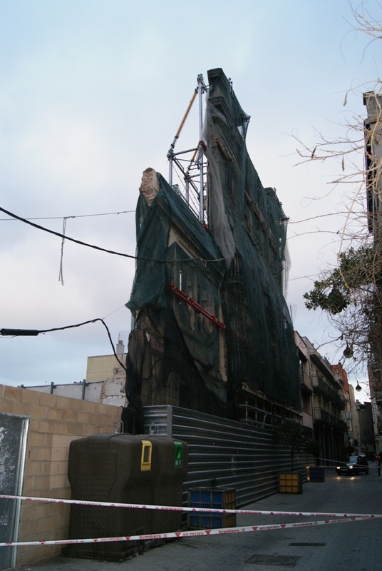 La façana, al carrer del Clos