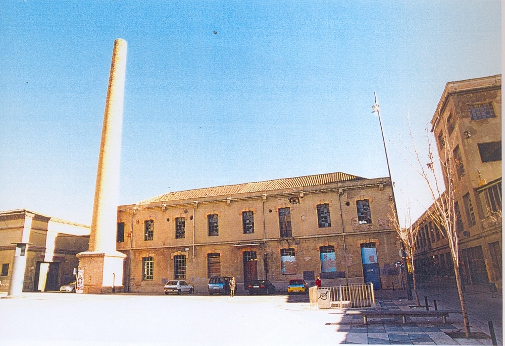 La fàbrica de Cal Font abans de la remodelació que la convertiria en biblioteca