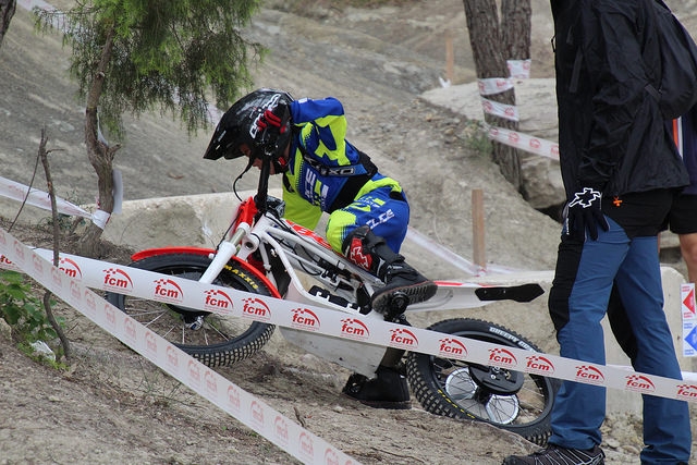 Un dels joves competidors en plena acció