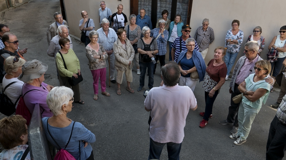 Dalmau, d'esquenes, durant el viatge a Occitània, davant l'expedició igualadina