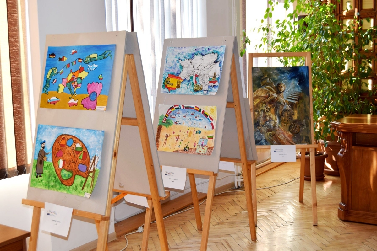 Els premis  inclouen diverses categories artístiques, com la pintura