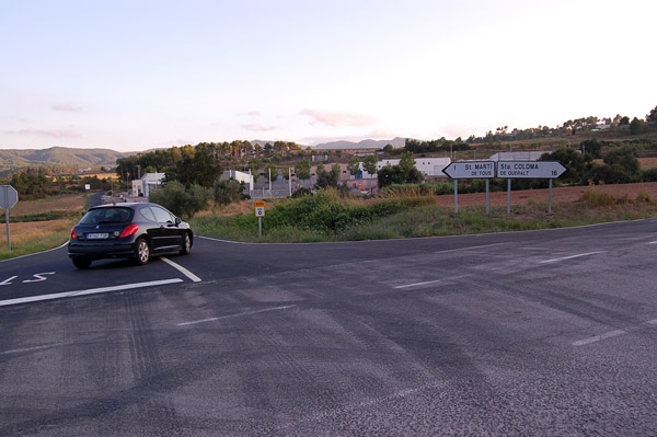 El DPTOP està treballant en un projecte per millorar la intersecció d'entrada a Tous