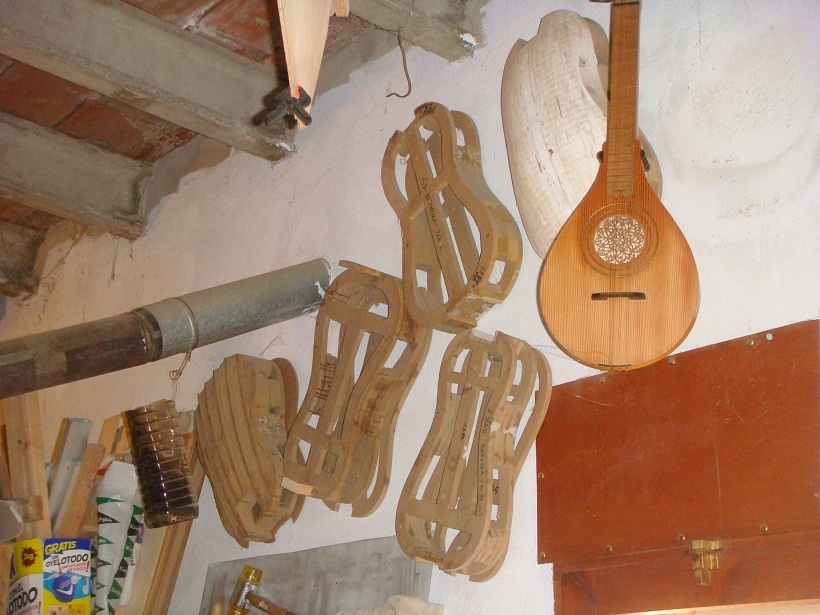 El luthier construeix llaüts i guitarres antigues
