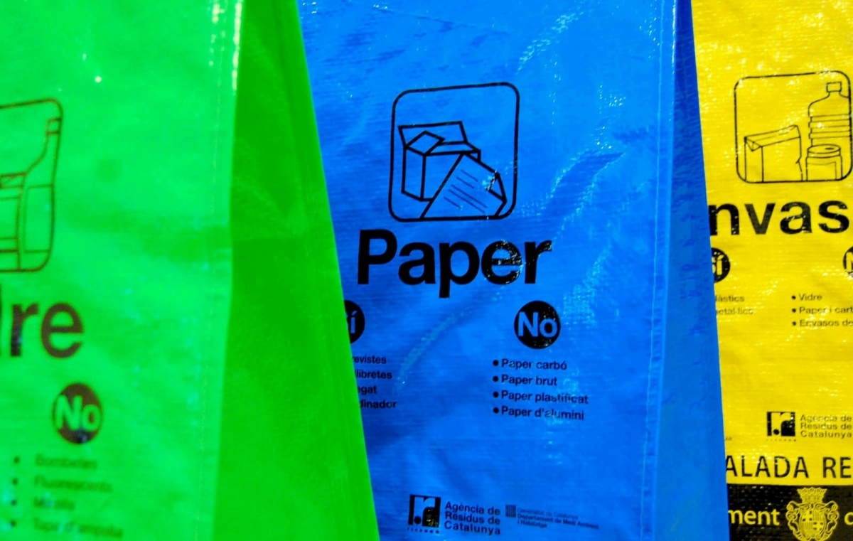 Les bosses de reciclatge que es reparteixen a Igualada